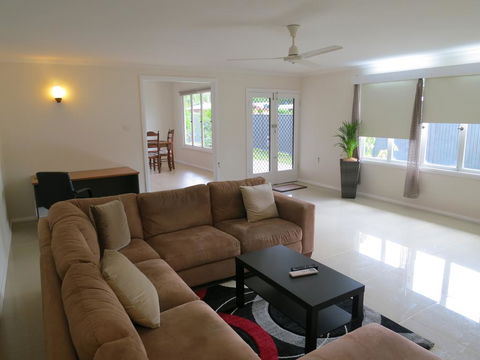 Edge Hill Clean & Green Cairns, 7 Minutes From The Airport, 7 Minutes To Cairns CBD & Reef Fleet Terminal - Accommodation Rockhampton 0