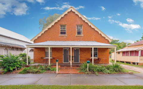 Eliza 1875 Red Brick Duplex Townhouse - Accommodation Rockhampton 0
