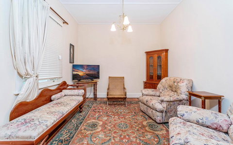 Eliza 1875 Red Brick Duplex Townhouse - Accommodation Rockhampton 2