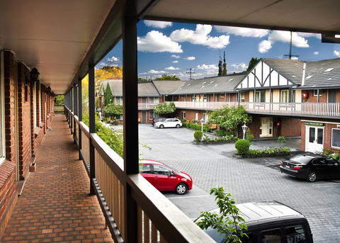 Elizabethan Lodge - Accommodation Rockhampton 0