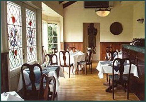 Elizabethan Lodge - Accommodation Rockhampton 2