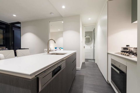 EQ Tower Luxury 2 Bedroom Skyline CBD Apartment - Accommodation Rockhampton 3