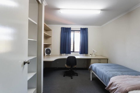Erica Underwood House 6 Bedroom Flat - Accommodation Rockhampton 0