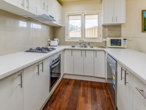 Exclusive Handy Holiday House - Accommodation Rockhampton 2