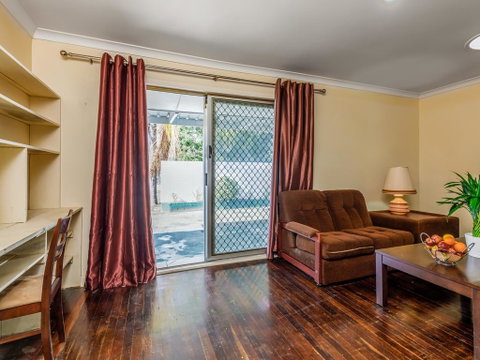 Exclusive Handy Holiday House - Accommodation Rockhampton 1