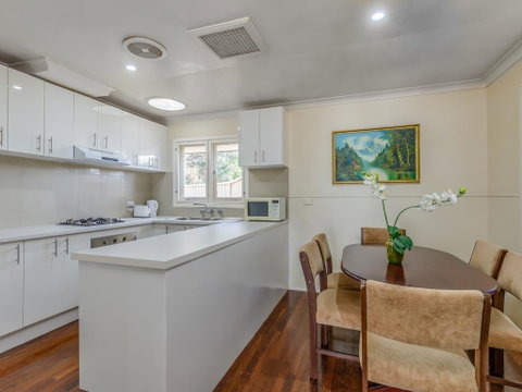 Exclusive Handy Holiday House - Accommodation Rockhampton 3