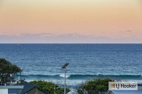 EXCLUSIVE OCEAN VIEW PENTHOUSE ON MARINE PARADE - Accommodation Rockhampton 1