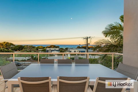 EXCLUSIVE OCEAN VIEW PENTHOUSE ON MARINE PARADE - Accommodation Rockhampton 0