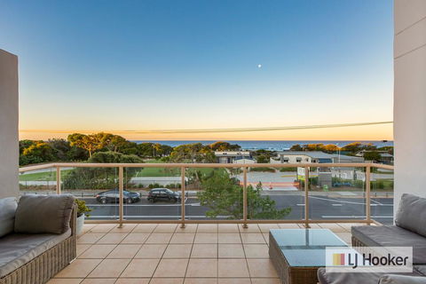 EXCLUSIVE OCEAN VIEW PENTHOUSE ON MARINE PARADE - Accommodation Rockhampton 3