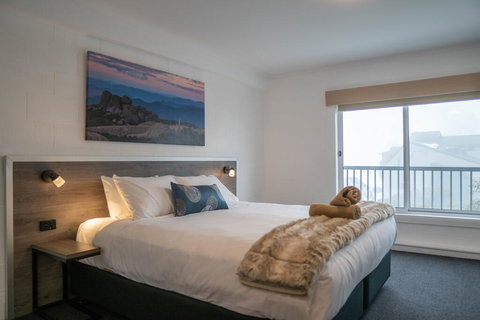 Falls Creek Hotel - Accommodation Rockhampton 1