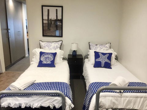 FAMILY ISLAND GETAWAY - BEACHFRONT APARTMENT - Accommodation Rockhampton 2