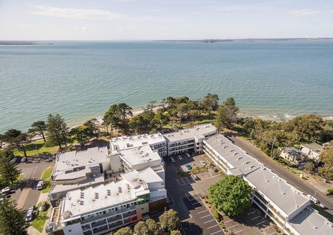 FAMILY ISLAND GETAWAY - BEACHFRONT APARTMENT - Accommodation Rockhampton 0