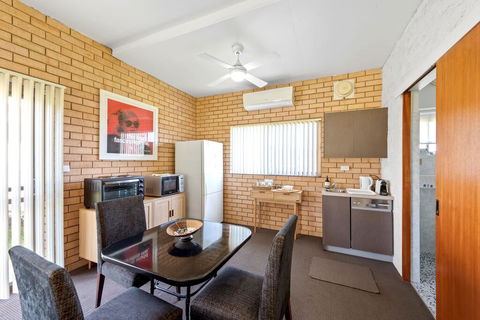 Fi's Beach House - Accommodation Rockhampton 3