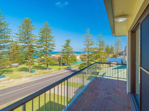 Flinders Lodge - Fantastic Views, Opposite Main Beach - Accommodation Rockhampton 3