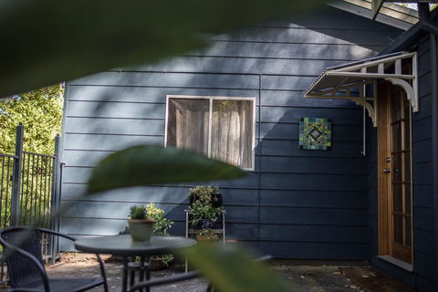 Funky Flat On Acreage - Accommodation Rockhampton 0