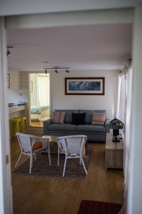 Funky Flat On Acreage - Accommodation Rockhampton 3