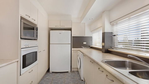 Garden Apartment @ Forster Tower - Accommodation Rockhampton 3