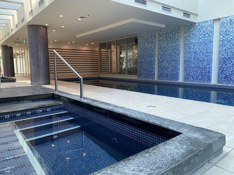 GLENELG Five Stars - Accommodation Rockhampton 1