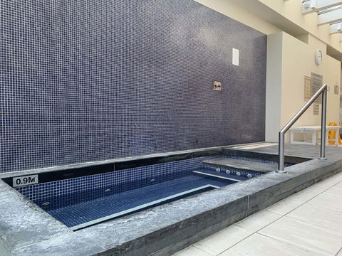 GLENELG Five Stars - Accommodation Rockhampton 2