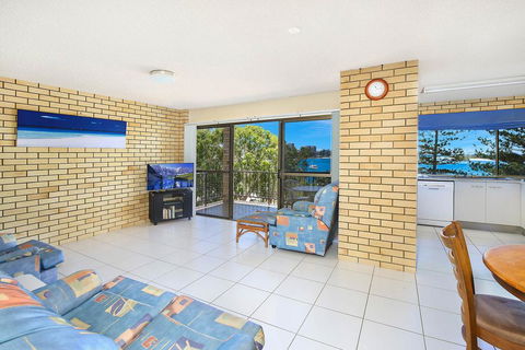 Golden Shores U8, 21 Landsborough Parade - Accommodation Rockhampton 2