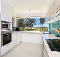 Golden Shores Unit 1 21 Landsborough Parade - Accommodation Rockhampton