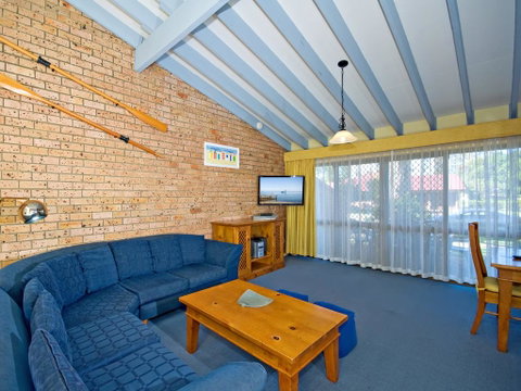 Gowrie Avenue, Bay Parklands, Townhouse 04, 2 - Accommodation Rockhampton 2