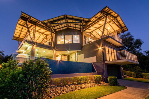 GRAND LUXURY MANSION WITH POOL, 2 BUGGIES AND FABULOUS OCEAN VIEWS - Accommodation Rockhampton 0