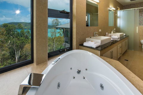 GRAND LUXURY MANSION WITH POOL, 2 BUGGIES AND FABULOUS OCEAN VIEWS - Accommodation Rockhampton 2