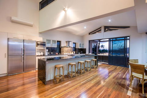 GRAND LUXURY MANSION WITH POOL, 2 BUGGIES AND FABULOUS OCEAN VIEWS - Accommodation Rockhampton 3