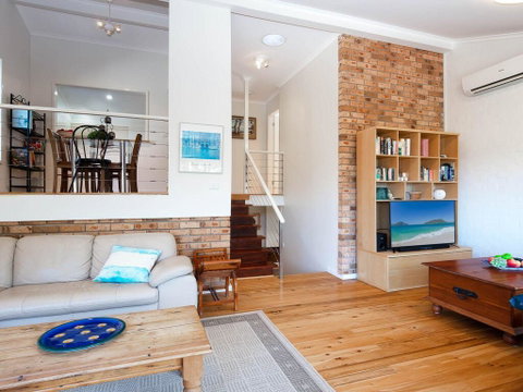 Gymea Retreat, 56 Ullora Close - Tri-Level Home With WIFI & Aircon - Accommodation Rockhampton 1