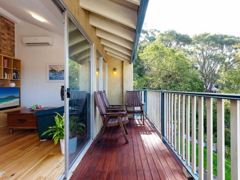 Gymea Retreat, 56 Ullora Close - Tri-Level Home With WIFI & Aircon - Accommodation Rockhampton 2