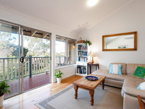 Gymea Retreat, 56 Ullora Close - Tri-Level Home With WIFI & Aircon - Accommodation Rockhampton 3