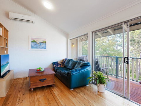 Gymea Retreat, 56 Ullora Close - Tri-Level Home With WIFI & Aircon - Accommodation Rockhampton 0