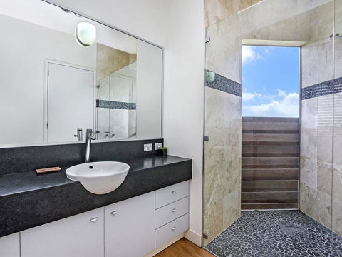 HEARN'S BEACH HOUSE - Accommodation Rockhampton 3