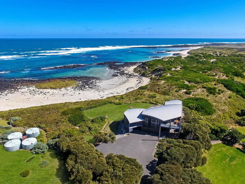 HEARN'S BEACH HOUSE - Accommodation Rockhampton 0