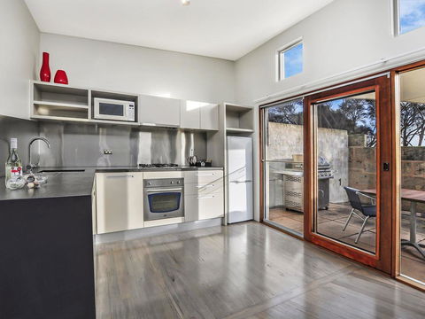 HEARN'S BEACHSIDE VILLA 2 - Accommodation Rockhampton 1