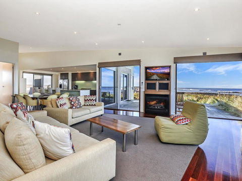 HEARN'S BEACHSIDE VILLA 9 - Accommodation Rockhampton 2