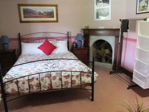 Henry's Cottage - Accommodation Rockhampton 1