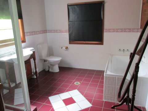 Henry's Cottage - Accommodation Rockhampton 2