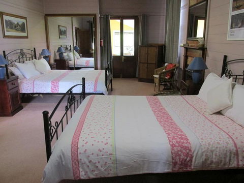 Henry's Cottage - Accommodation Rockhampton 0