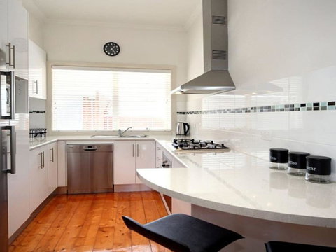 Hidden Gem In Cafe Strip! Chadstone + King Bed - Accommodation Rockhampton 1