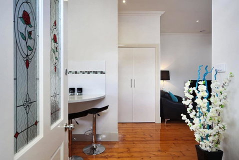 Hidden Gem In Cafe Strip! Chadstone + King Bed - Accommodation Rockhampton 2