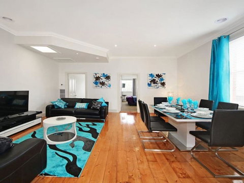 Hidden Gem In Cafe Strip! Chadstone + King Bed - Accommodation Rockhampton 0