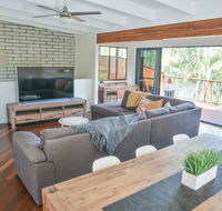 Hideaway At Hodgens Walk to Beach Happy Valley and Bulcock St With Backyard