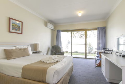 Island Palms Motor Inn - Accommodation Rockhampton 2