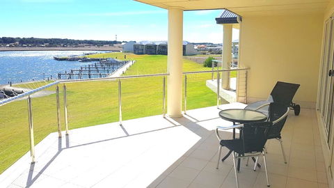 Island Waterfront Getaway - WiFi - Accommodation Rockhampton 0