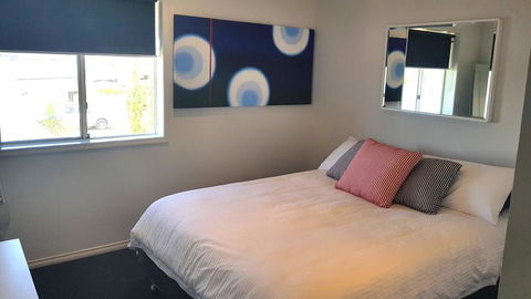Island Waterfront Getaway - WiFi - Accommodation Rockhampton 2