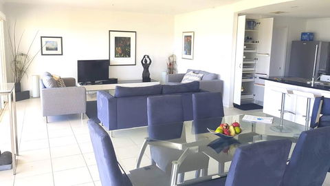 Island Waterfront Getaway - WiFi - Accommodation Rockhampton 1
