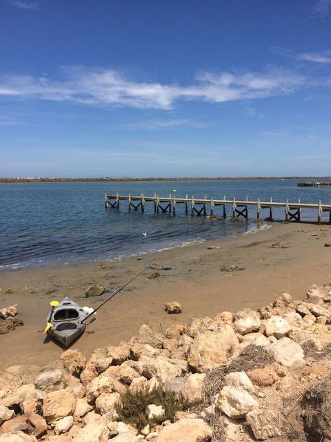 Island Waterfront Getaway - WiFi - Accommodation Rockhampton 3