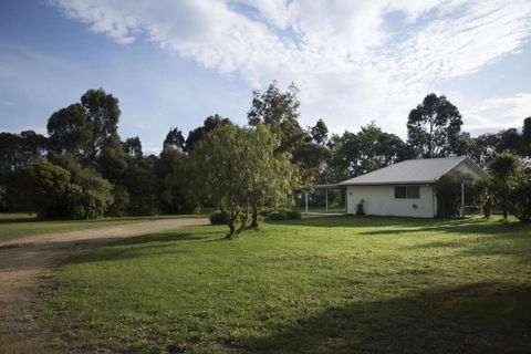 Karinya Cottage - Pet Friendly Country Retreat - Accommodation Rockhampton 2